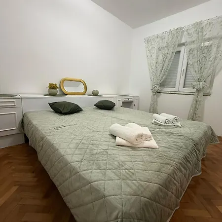 Lena Villa *